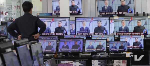 رئيس كوريا الجنوبية مون جا إن يصل بيونغ يانغ للمرة الثالثة للقاء زعيم كوريا الشمالية كيم جونغ أون، 18 سبتمبر/ أيلول 2018 رئيس كوريا الجنوبية مون جا إن يصل بيونغ يانغ للمرة الثالثة للقاء زعيم كوريا الشمالية كيم جونغ أون، 18 سبتمبر/ أيلول 2018 - سبوتنيك عربي