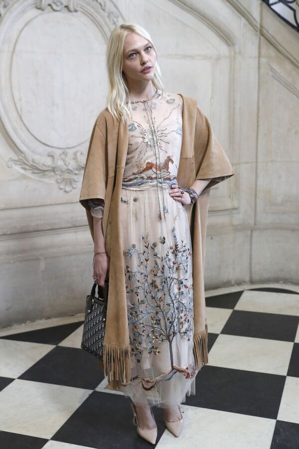 ممثلة وعارضة الأزياء الروسية ساشا بيفوفاروفا خلال جلسة تصوير لعرض دار الأزياء كريستيان ديور (Christian Dior) في باريس، 22 يناير/ كانون الثاني 2018 - سبوتنيك عربي