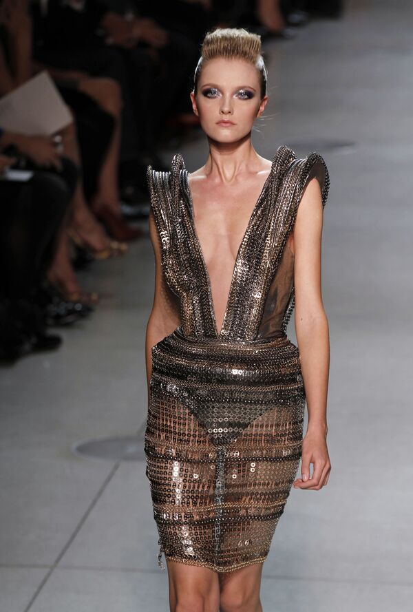 عارضة الأزياء الروسية فلادا روسلياكوفا خلال عرض أزياء لمجموعة ربيع/ صيف 2012 باكو راباني (Paco Rabanne) في باريس، 4 أكتوبر/ تشرين الأول 2011 - سبوتنيك عربي