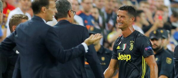 رونالدو يبكي بعد طرده من مباراة يوفنتوس وفالنسيا في دوري أبطال أوروبا - سبوتنيك عربي