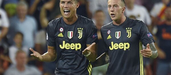 بكاء كريستيانو رونالدو بعد طرده في مباراة يوفنتوس و فالنسيا بدوري أبطال أوروبا - سبوتنيك عربي