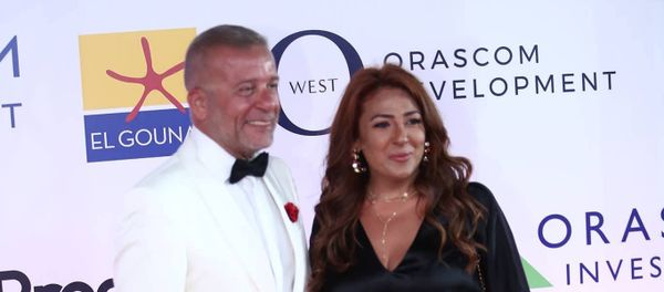 الممثل المصري شريف منير وزوجته في افتتاح مهرجان الجونة السينمائي الثاني، 20 سبتمبر/أيلول 2018 - سبوتنيك عربي