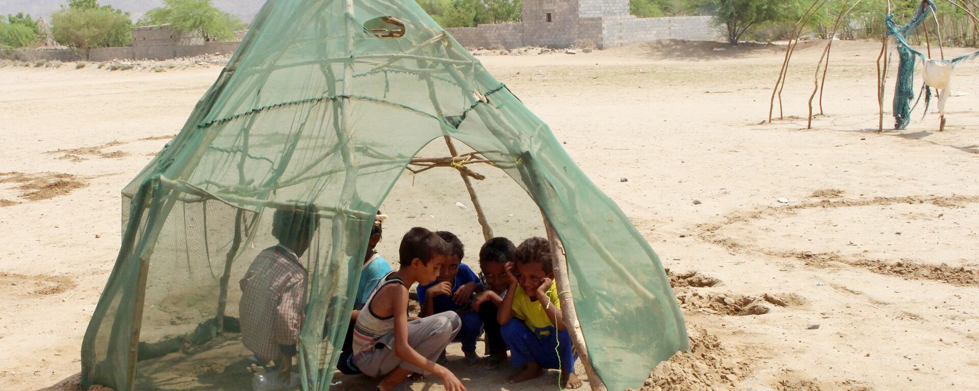 أطفال لاجئون يلعبون في خيمة بقرية شمال ضاحية عبس بمحافظة حجج، اليمن 16 سبتمبر/ أيلول 2018 - سبوتنيك عربي, 1920, 29.04.2023