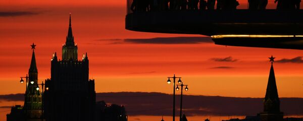 زوار وسياح على الجسر الطائر (بورياشيي موست) في حديقة زارياديه وسط مدينة موسكو، وعلى خلفيته: أبراج الكرملين ومبنى وزارة الخارجية الروسية زوار وسياح على الجسر الطائر (بورياشيي موست) في حديقة زارياديه وسط مدينة موسكو، وعلى خلفيته: أبراج الكرملين ومبنى وزارة الخارجية الروسية - سبوتنيك عربي