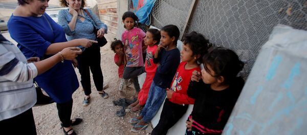 أعضاء من الوفد الاوروبي يلتقون اطفالا من قرية خان الأحمر في الضفة الغربية - سبوتنيك عربي