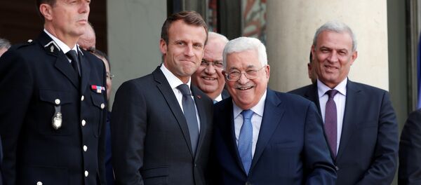 الرئيس الفرنسي، إيمانويل ماكرون،  مع رئيس السلطة الفلسطينية، محمود عباس - سبوتنيك عربي
