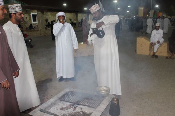 القهوة العمانية... الدلة والفنجان تراث عالمي المقهوي) القهوة العمانية... الدلة والفنجان تراث عالمي المقهوي) - سبوتنيك عربي