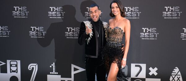 اللاعب داني ألفيس وصديقته، مراسم حفل توزيع أفضل جوائز الفيفا لعام 2018 - سبوتنيك عربي