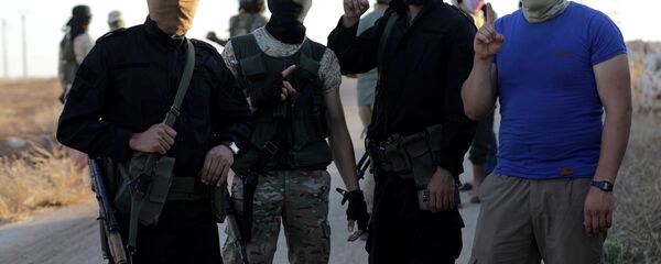 إرهابيون من هيئة تحرير الشام الإرهابية بالقرب من قريتي كفريا والفوعة في سوريا إرهابيون من هيئة تحرير الشام الإرهابية بالقرب من قريتي كفريا والفوعة في سوريا - سبوتنيك عربي