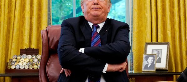 الرئيس الأمريكي دونالد ترامب في مكتبة بالبيت الأبيض - سبوتنيك عربي