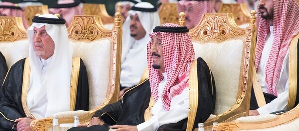 الملك سلمان أثناء تدشين قطار الحرمين الشريفين - سبوتنيك عربي