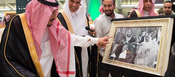 الملك سلمان أثناء تدشين قطار الحرمين الشريفين - سبوتنيك عربي