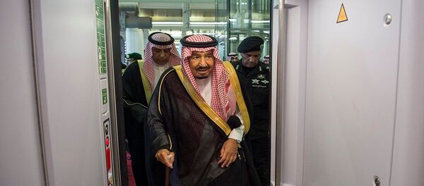 الملك سلمان أثناء تدشين قطار الحرمين الشريفين - سبوتنيك عربي