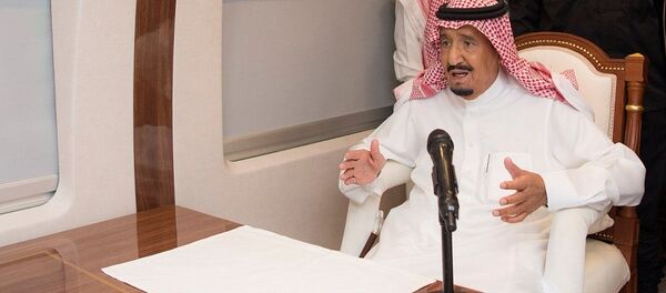 الملك سلمان أثناء تدشين قطار الحرمين الشريفين - سبوتنيك عربي