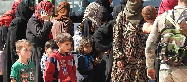 عشرات العائلات السورية تعبر أبو الظهور من إدلب نحو مناطق سيطرة الجيش السوري - سبوتنيك عربي