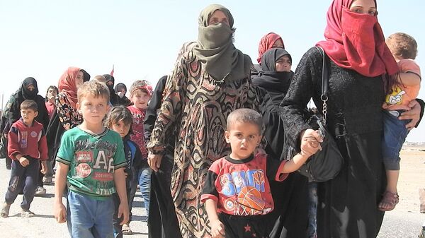 عشرات العائلات السورية تعبر أبو الظهور من إدلب نحو مناطق سيطرة الجيش السوري - سبوتنيك عربي