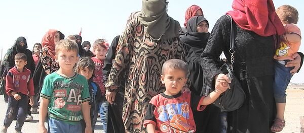 عشرات العائلات السورية تعبر أبو الظهور من إدلب نحو مناطق سيطرة الجيش السوري - سبوتنيك عربي