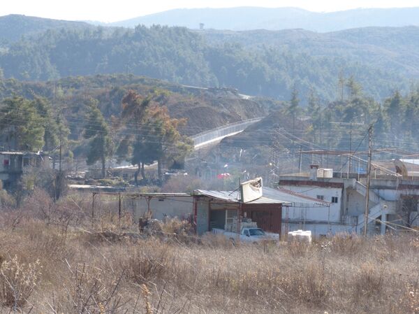 أمتار بين الجيش السوري والجندرما...قواعد عسكرية تركية على الأقرع - سبوتنيك عربي