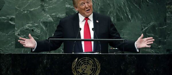 الرئيس الأمريكي دونالد ترامب يضحك أمام جمعية الأمم المتحدة، نيويورك، 25 سبتمبر/ أيلول 2018 - سبوتنيك عربي