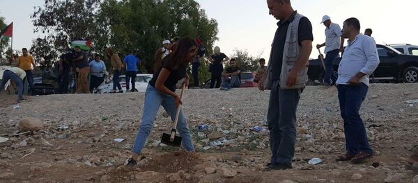 اعتصام الأهالي والمتضامنين الفلسطينيين في قرية الخان الأحمر - سبوتنيك عربي