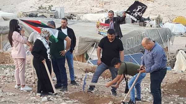 اعتصام الأهالي والمتضامنين الفلسطينيين في قرية الخان الأحمر - سبوتنيك عربي