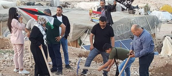 اعتصام الأهالي والمتضامنين الفلسطينيين في قرية الخان الأحمر اعتصام الأهالي والمتضامنين الفلسطينيين في قرية الخان الأحمر - سبوتنيك عربي