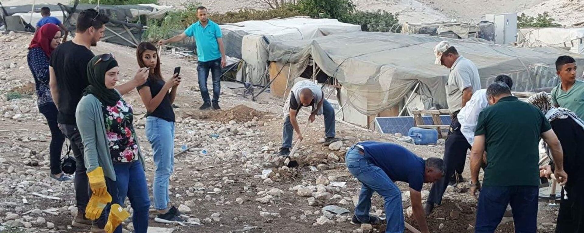 اعتصام الأهالي والمتضامنين الفلسطينيين في قرية الخان الأحمر - سبوتنيك عربي, 1920, 20.05.2026