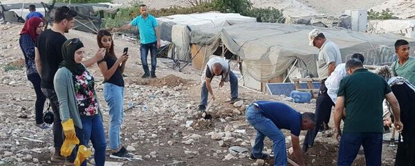 اعتصام الأهالي والمتضامنين الفلسطينيين في قرية الخان الأحمر - سبوتنيك عربي