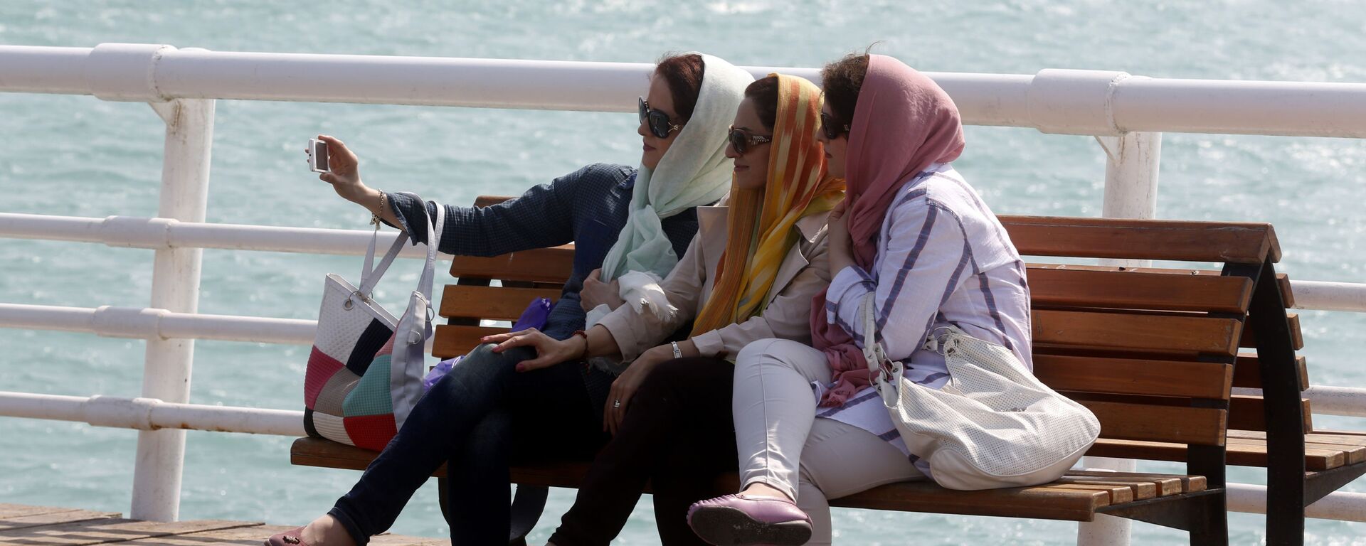 فتيات إيرانيات يلتقطن صورة سيلفي على خلفية بحر جزيرة كيش، إيران - سبوتنيك عربي, 1920, 08.04.2023
