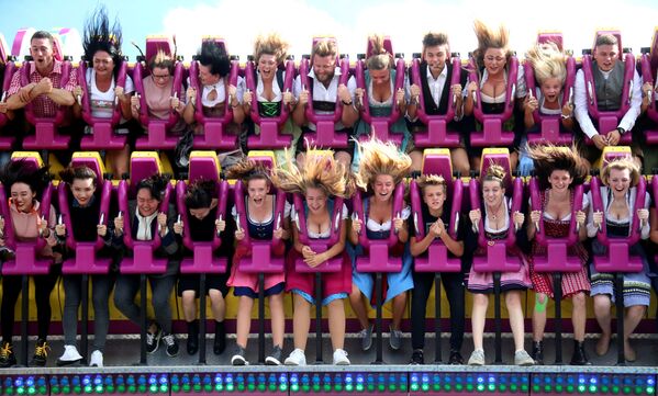 زوار في مدينة ملاهي بمهرجان أكتوبر فيست في ميونخ، ألمانيا 22 سبتمبر/ أيلول 2018 - سبوتنيك عربي