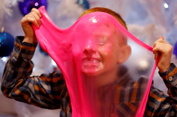 طفل في محل لأفضل ألعاب عيد الميلاد لشركة Hamleys في لندن، بريطانيا 26 سبتمبر/ أيلول 2018 - سبوتنيك عربي