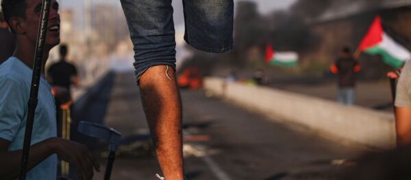 أحد المشاركين الفلسطينيين في احتجاجات معبر إيريز، على الحدود بين قطاع غزة وإسرائيل 26 سبتمبر/ أيلول 2018 - سبوتنيك عربي