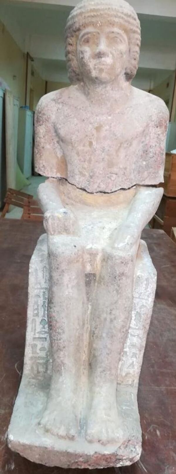 تمثال في مقبرة أثرية في سقارة تمثال في مقبرة أثرية في سقارة - سبوتنيك عربي