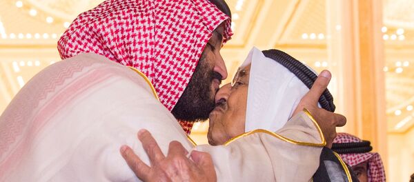 ولي العهد السعودي محمد بن سلمان بحيي أمير الكويت الشبخ صباح الجابر الصباح خلال زيارته للكويت، 30 سبتمبر/أيلول 2018 - سبوتنيك عربي