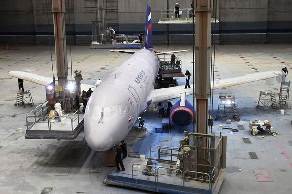 شركة آيروفلوت - عملية دهان طائرة سوخوي سوبر جيت 100 الجديدة شركة آيروفلوت - عملية دهان طائرة سوخوي سوبر جيت 100 الجديدة - سبوتنيك عربي