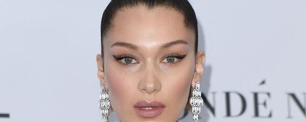 عارضة الأزياء بيلا حديد في حفل توزيع جوائز غلامور لعام 2017، بعنوان نساء العام، في مسرح كينجغز في بروكلين، نيويورك 13 نوفمبر 2017 عارضة الأزياء بيلا حديد في حفل توزيع جوائز غلامور لعام 2017، بعنوان نساء العام، في مسرح كينجغز في بروكلين، نيويورك 13 نوفمبر 2017 - سبوتنيك عربي