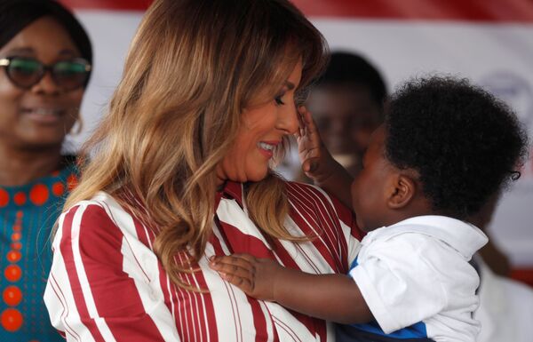 ميلانيا ترامب تحتضن طفلا خلال زيارتها لغانا، 1 أكتوبر/تشرين الأول 2018 - سبوتنيك عربي