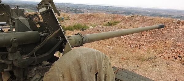 مدفع إم تي 12 الروسي يحظى بإعجاب الجنود السوريين ويدمر تحصينات الإرهابيين مدفع إم تي 12 الروسي يحظى بإعجاب الجنود السوريين ويدمر تحصينات الإرهابيين - سبوتنيك عربي