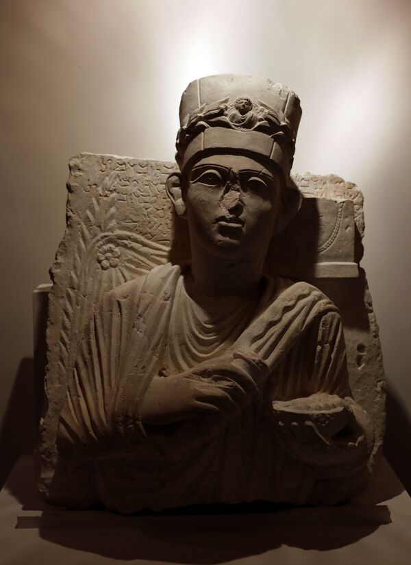  الحكومة السورية تستعيد تمثالا حجريا للكاهن يلحي بن يلحبودا ويعود لآثار مدينة تدمر  - سبوتنيك عربي