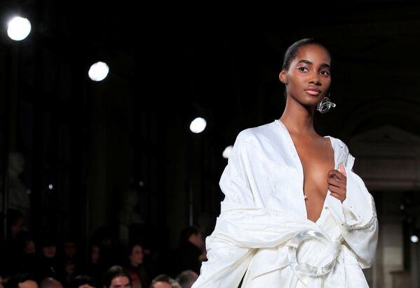 عارضة أزياء تعرض زيا من تصميم إستيبان كورتازار لمجموعة أزياء ربيع-صيف 2019، في إطار أسبوع الموضة في باريس، فرنسا 1 أكتوبر/ تشرين الأول 2018 - سبوتنيك عربي