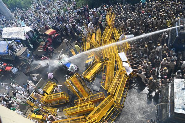 تصادم بين شرطة نيودلهي ونشطاء وحدة بهارتيا كيسان (Bhartiya Kisan Union) على الحدود مع غابيور، خلال مسيرة في نيودلهي، 2 أكتوبر/ تشرين الأول 2018 - سبوتنيك عربي