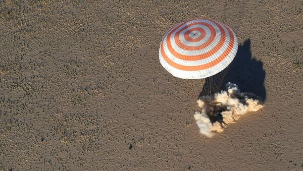 هبوط كبسولة المركبة الفضائية سويوز إم إس-08 - سبوتنيك عربي