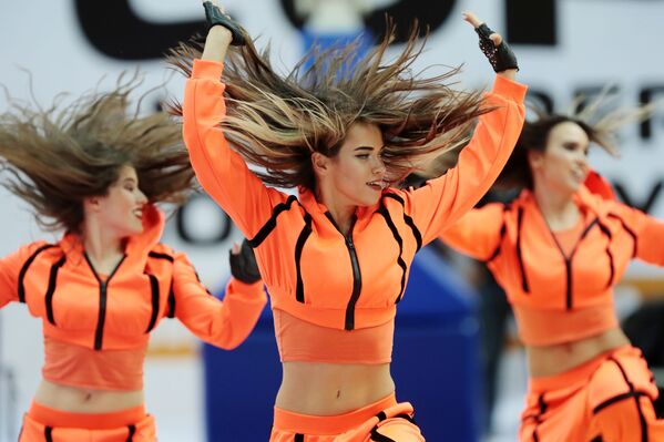 فتيات فرقة التشجيع خلال مباراة كأس بطولة باسم أ. أر. غوميلسكوغو لكرة السلة تس إس كا (موسكو، روسيا) وأناضول إفيس (اسطنبول، تركيا) - سبوتنيك عربي