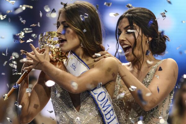 الفائزة بلقب ملكة جمال كولومبيا - 2018 - فاليريا موراليس (يسار الصورة) في ميديلين، كولومبيا 30 سبتمبر/ أيلول 2018 - سبوتنيك عربي