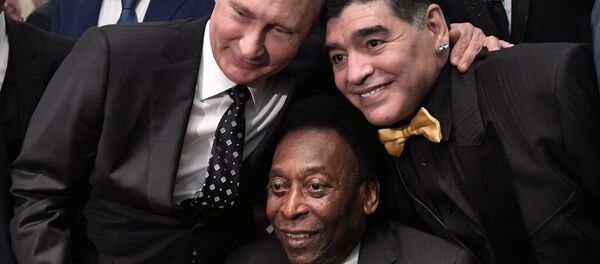 الرئيس فلاديمير بوتين خلال اللقاء مع نجوم كرة القدم: لاعب كرة القدم بيليه، ولاعب كرة القدم البرازيلي دييغو مارادونا،  قبل بدء القرعة النهائية لكأس العالم روسيا - 2018 - سبوتنيك عربي