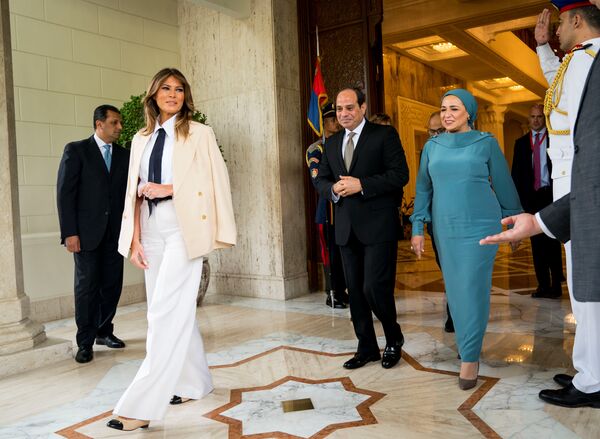 ميلانيا ترامب في القصر الرئاسي بالقاهرة، ومعها الرئيس المصري عبد الفتاح السيسي وزوجته، 6 أكتوبر/تشرين الأول 2018 - سبوتنيك عربي