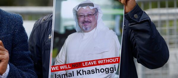 متظاهر يحمل صورة للصحفي السعودي جمال خاشقجي أثناء احتجاج أمام القنصلية السعودية في اسطنبول متظاهر يحمل صورة للصحفي السعودي جمال خاشقجي أثناء احتجاج أمام القنصلية السعودية في اسطنبول - سبوتنيك عربي