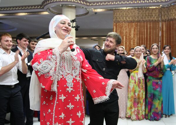 رئيس جمهورية الشيشان رمضان قاديروف يرقص مع الفنانة الشعبية الروسية مكة ميجييفا، في إطار حفل عشاء على شرف افتتاح مجمع حكومي جديد في العاصمة غروزني - سبوتنيك عربي