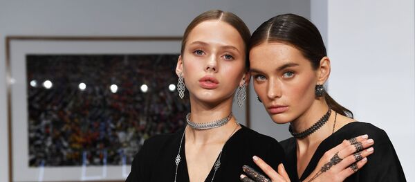 عارضتا أزياء تقدمتا مجوهرات لدار المجوهرات Noudar بمعرض فصول قطر بمتحف لفنون الوسائط المتعددة في موسكو. - سبوتنيك عربي