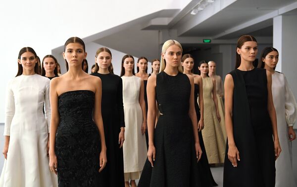 عارضات أزياء يقدمن مجموعة أزياء Wadha من تصميم القطرية وضحى الهاجري بمتحف لفنون الوسائط المتعددة في موسكو - سبوتنيك عربي